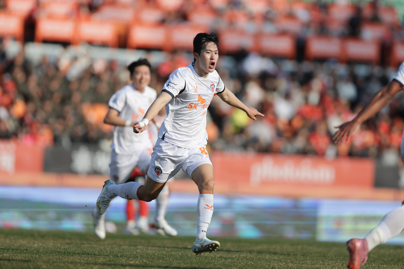 Jeju SK vs Gangwon - Căng thẳng và kịch tính